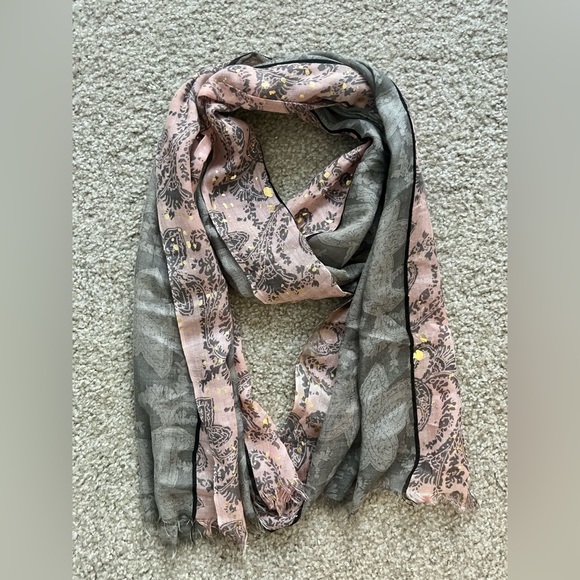 Cost Plus World Market Accessories - EUC World Market Scarf 🧣